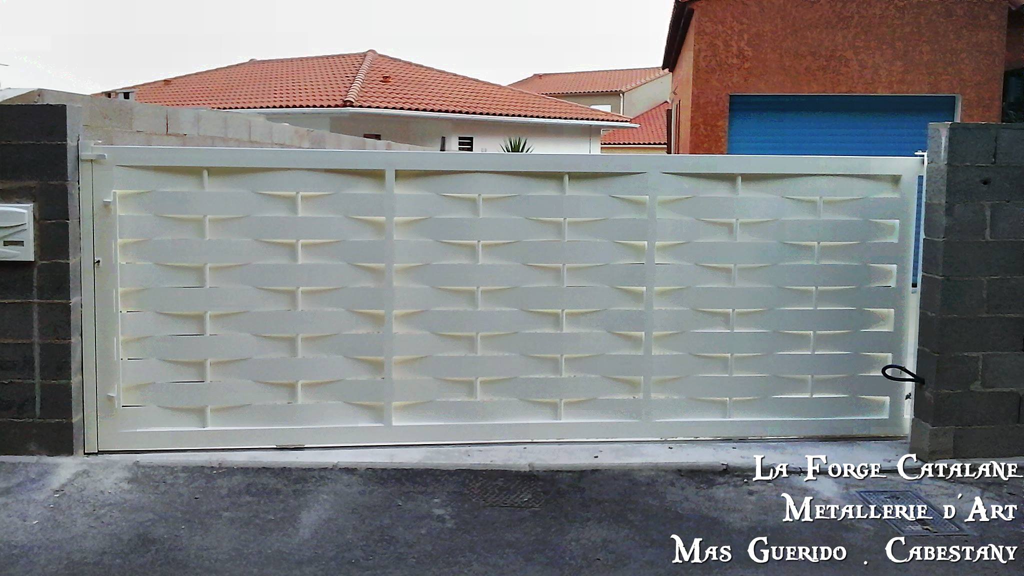 portail coulissant moderne vannerie tube fer La Forge Catalane Cabestany.jpg